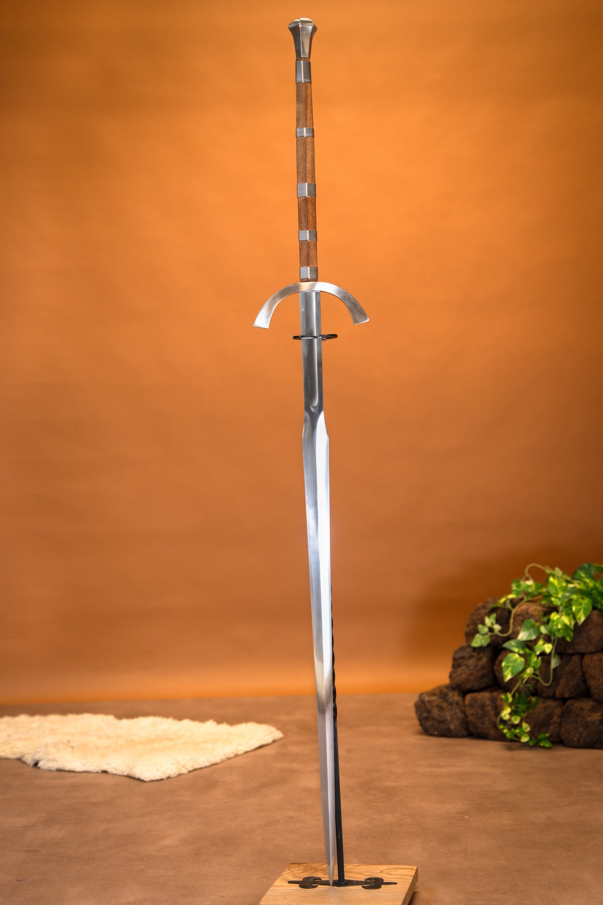 Two-handed sword Oakeshott type XVIIIe, semi-sharp