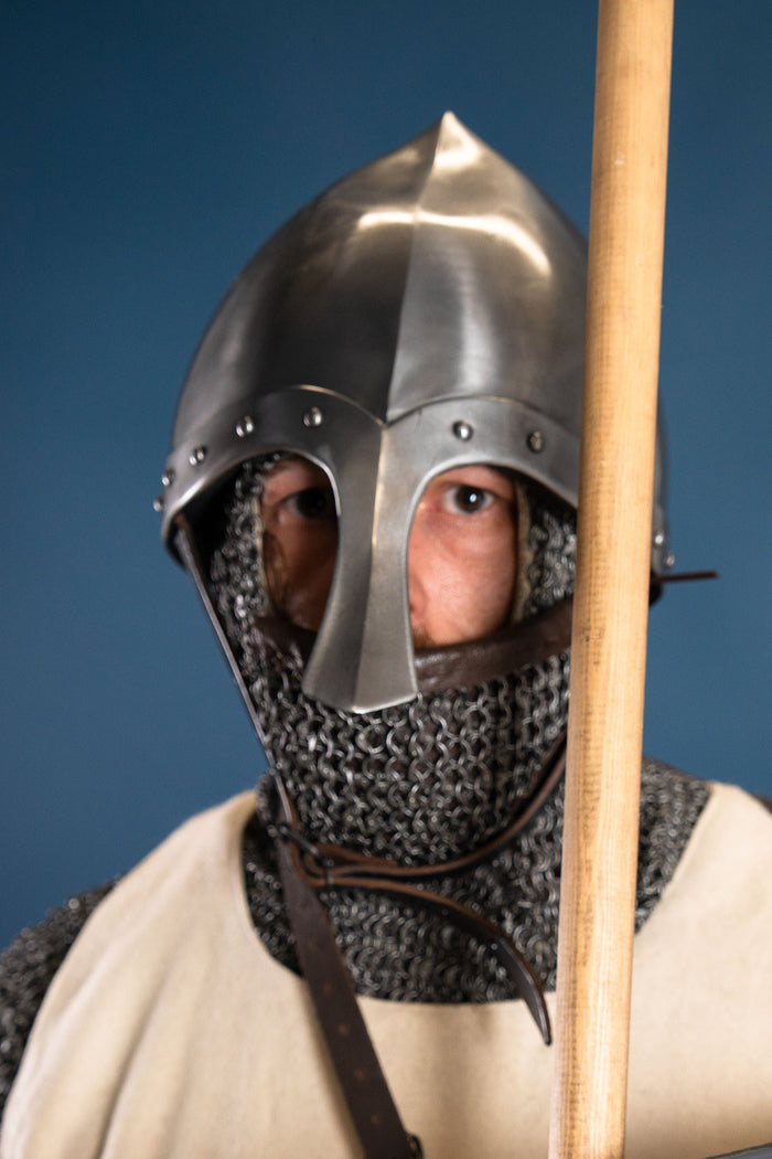 Ringhuva i ringbrynja med triangulär ventail, runda ringar – runda nitar, 8 mm