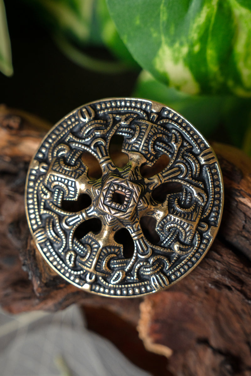 Wikińska fibula tarczowa w stylu Borre, brąz