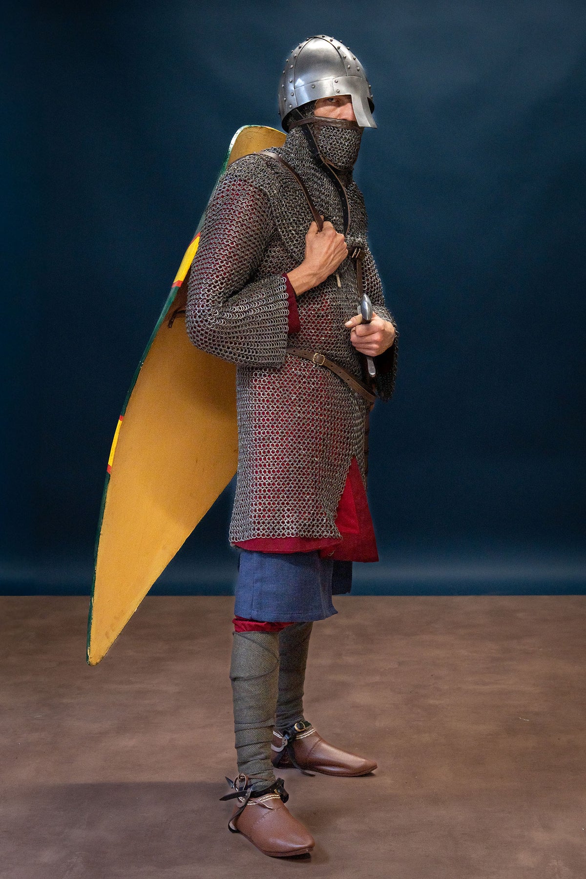 Hauberk med slits, blandad, platta ringar, runda nitar 9 mm