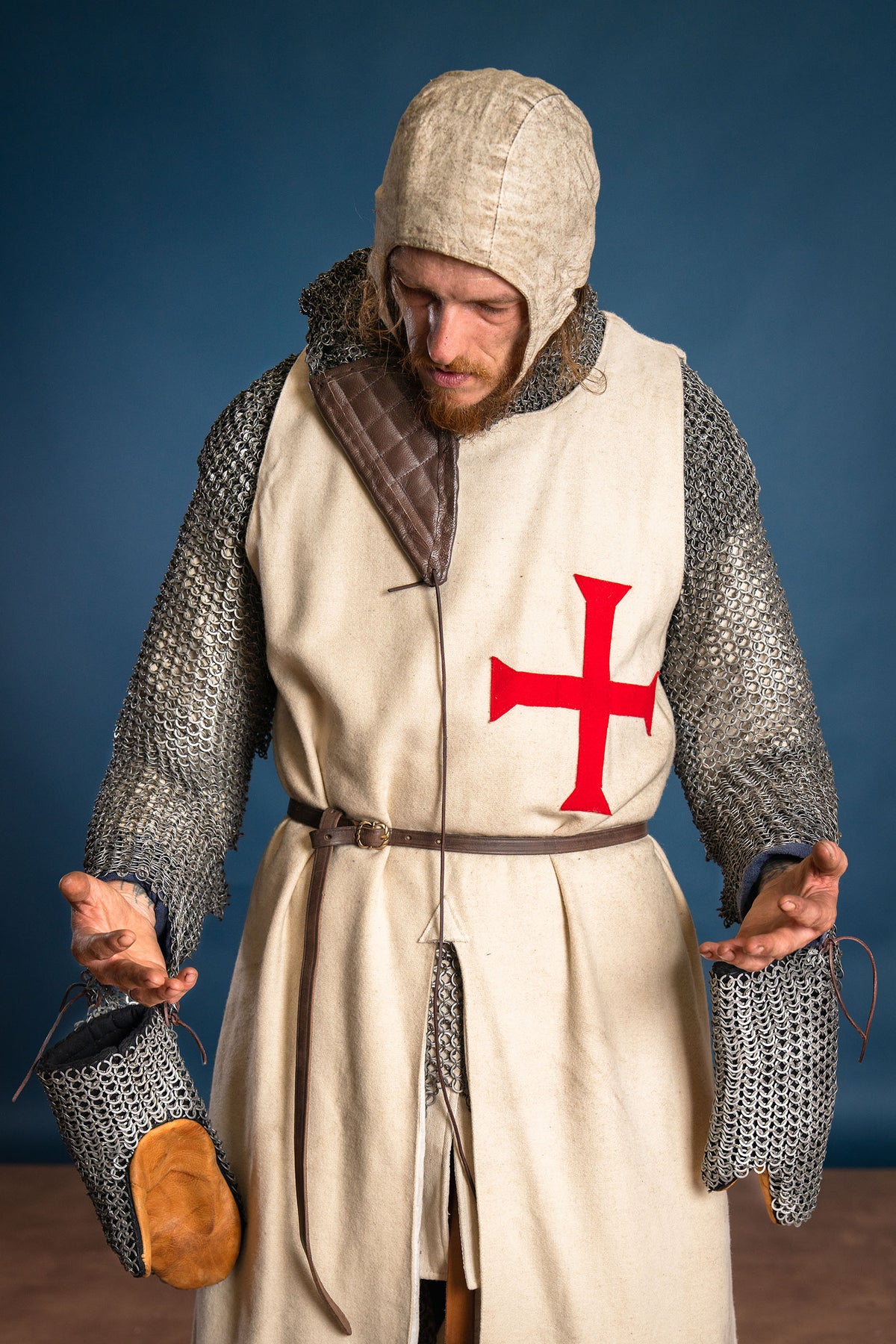 Ringhuva i ringbrynja med triangulär ventail, runda ringar – runda nitar, 8 mm