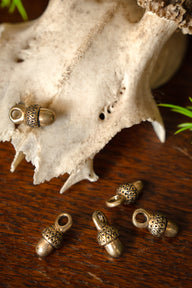 Ekollonformade knappar, 1400 tal, set om fem, brons