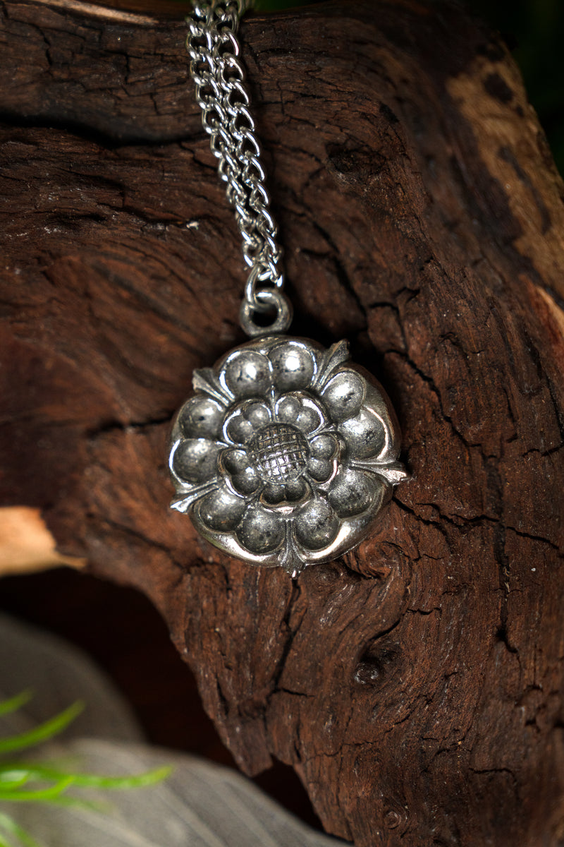 Wisiorek z różą Tudorów, cyna