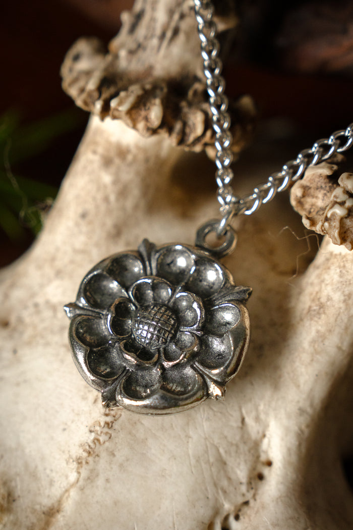 Tudor Rosenanhänger, Zinn