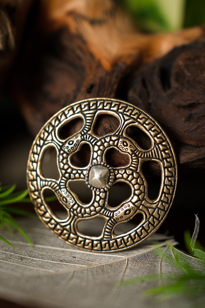 Disque ornemental mérovingien croix solaire, bronze