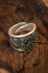 Magyarisk ring med knutmönster, försilvrad brons