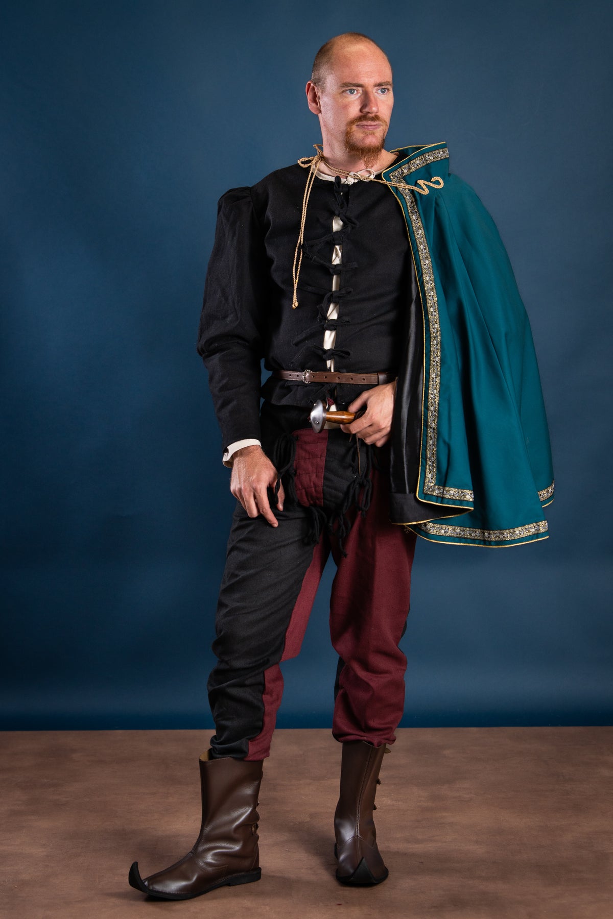 Poulaines, middeleeuws, bruin