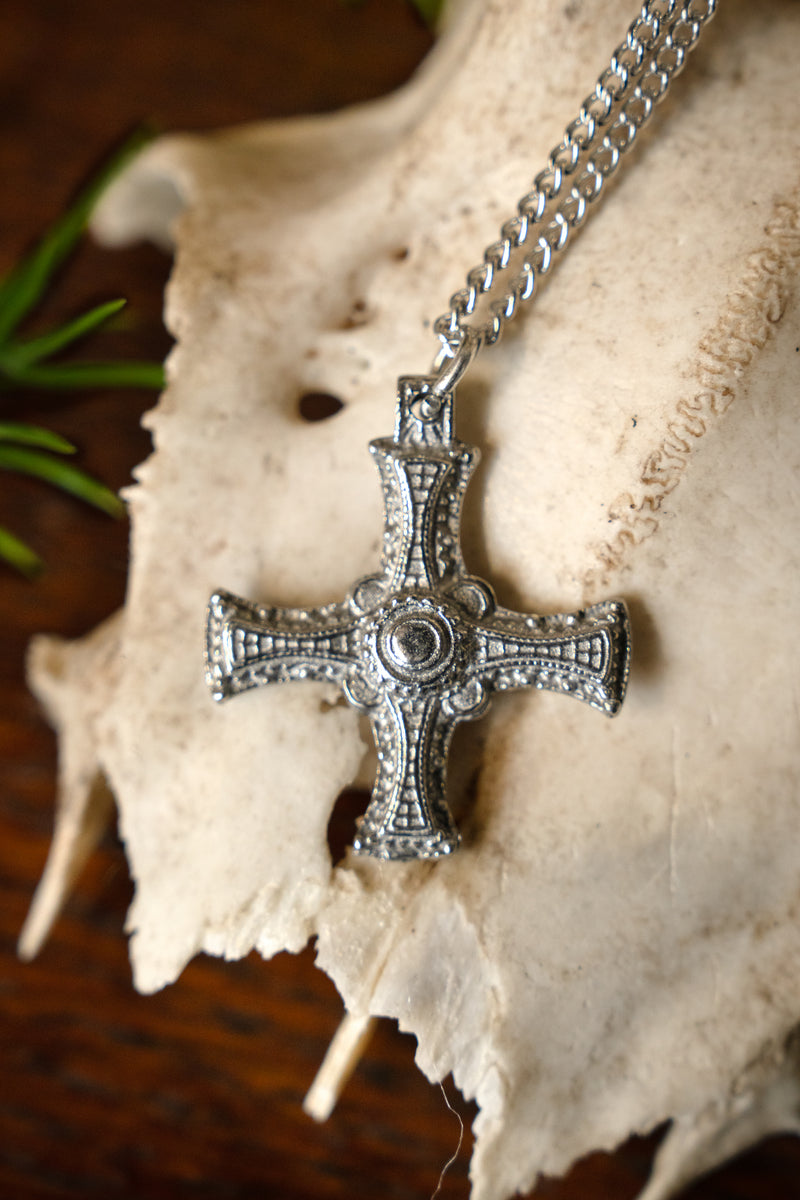 Croix de Cuthbert de Lindisfarne, étain