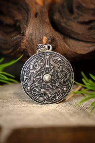 Vikingský amulet štít Gotland, postříbřený bronz