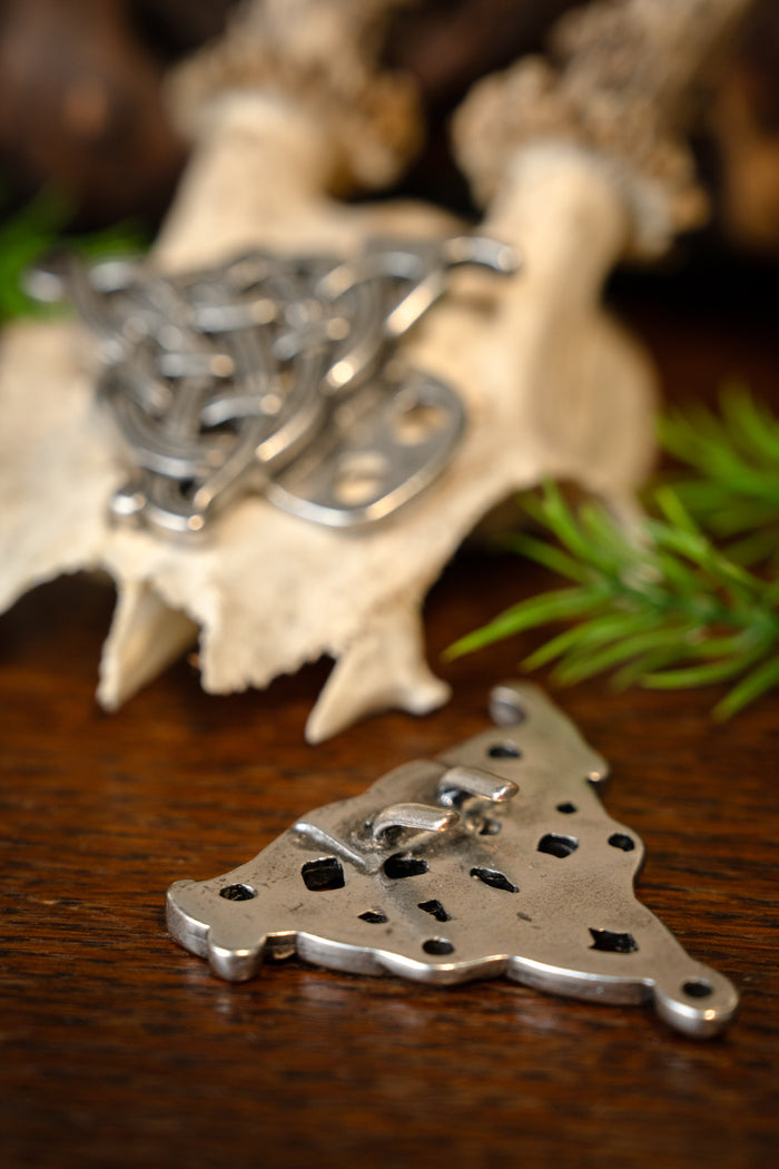 Keltiskt mantelspänne, försilvrad, zamak