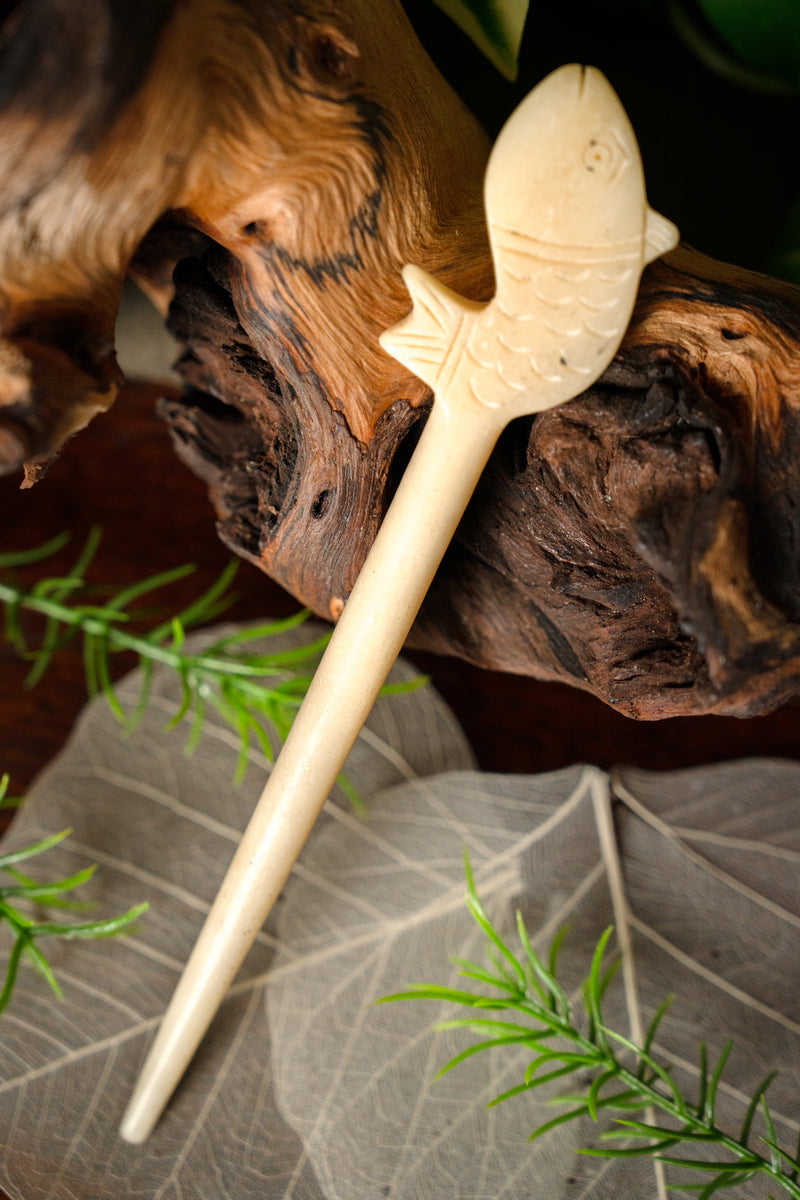 Horquilla tardorromana con pez, hueso