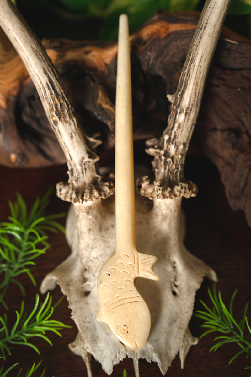 Horquilla tardorromana con pez, hueso