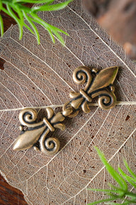 Zapięcie do płaszcza fleur-de-lys, brąz