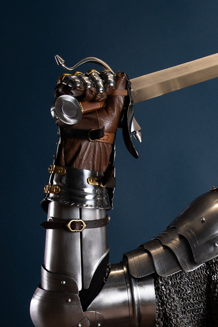 Luksuriøse gotiske panserhandsker, 1450–1500, messing, 1,2 mm