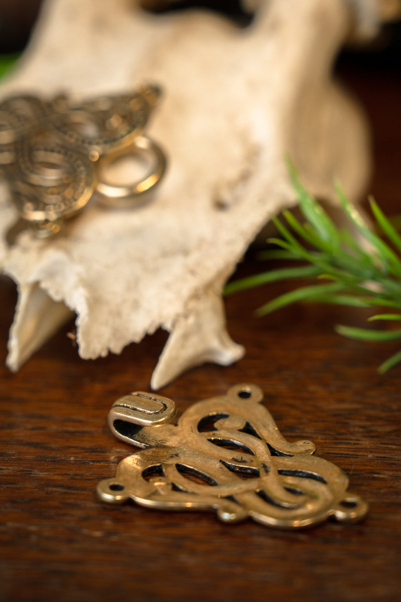 Zapięcie do płaszcza z Wężem Midgardu w stylu Urnes, brąz