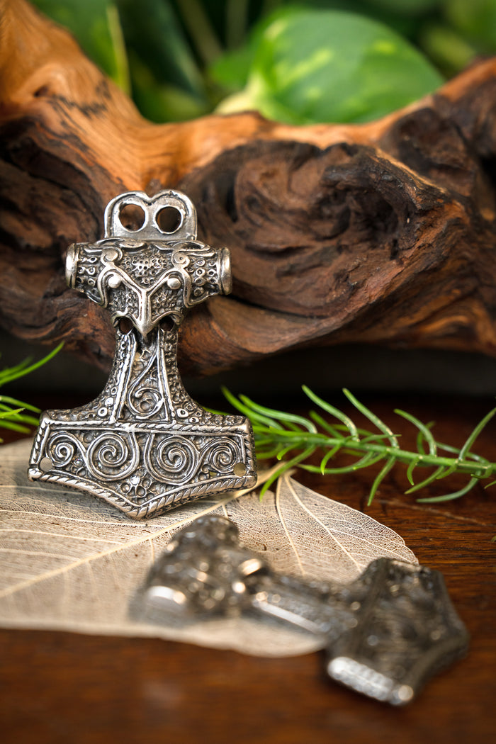 Mantelsluiting Thorshamer, verzilverd brons