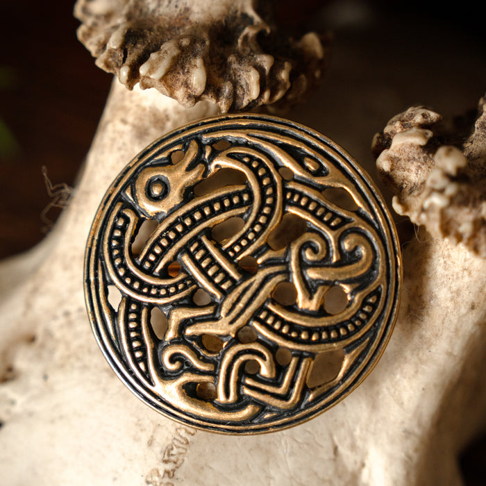 Viking korongfibula Jellinge-stílusban, bronz