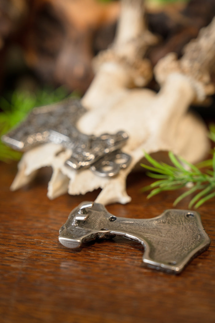 Mantelspänne Torshammare, försilvrad brons