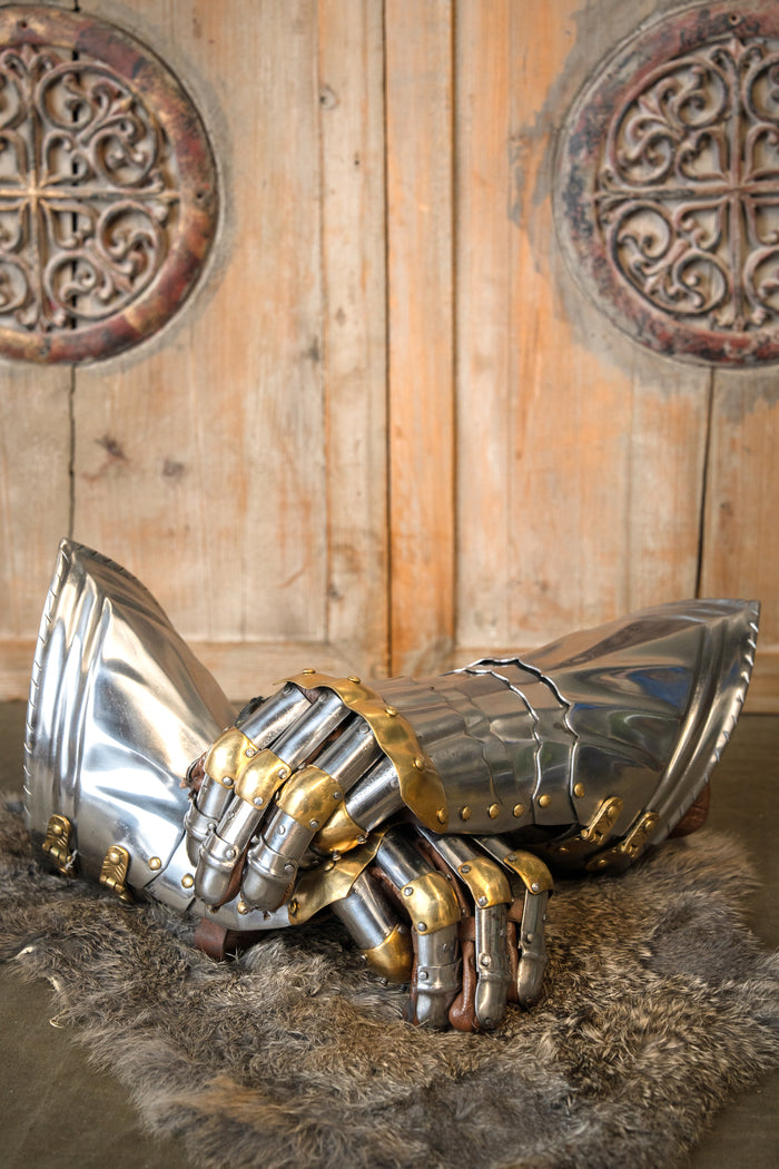 Luksuriøse gotiske panserhandsker, 1450–1500, messing, 1,2 mm