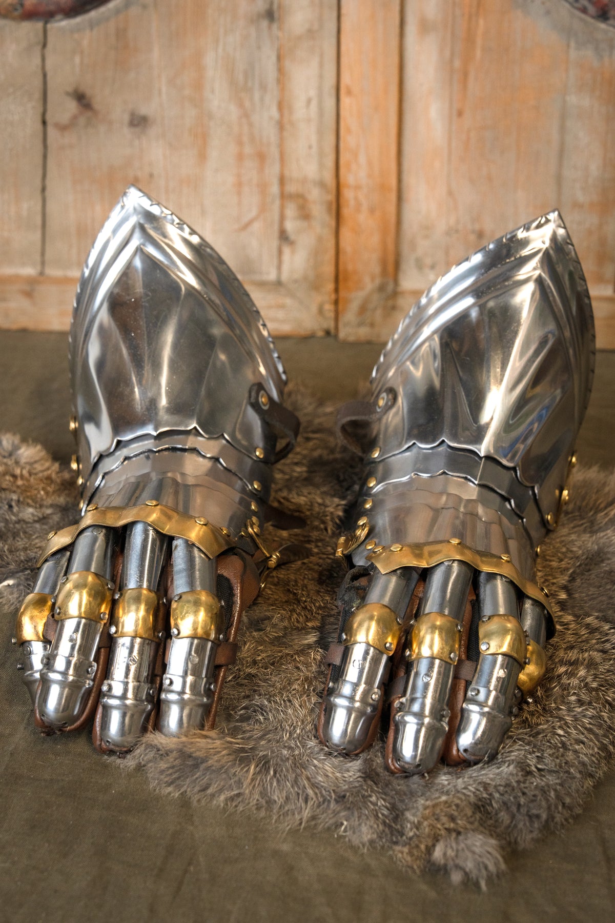 Luksuriøse gotiske panserhandsker, 1450–1500, messing, 1,2 mm