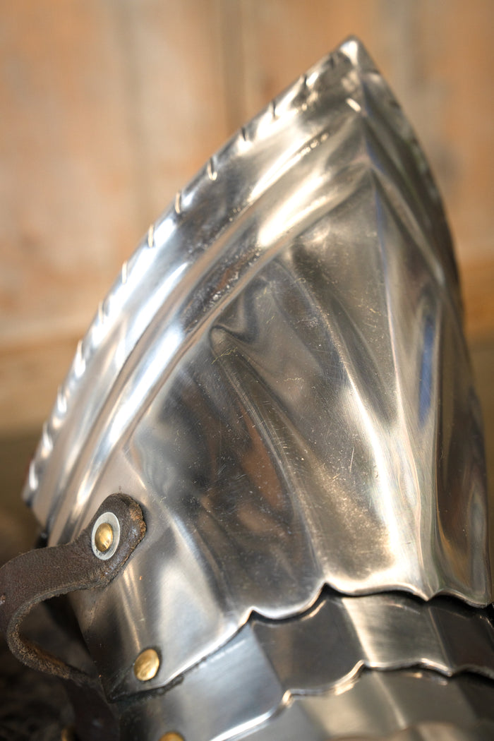 Luksuriøse gotiske panserhandsker, 1450–1500, messing, 1,2 mm