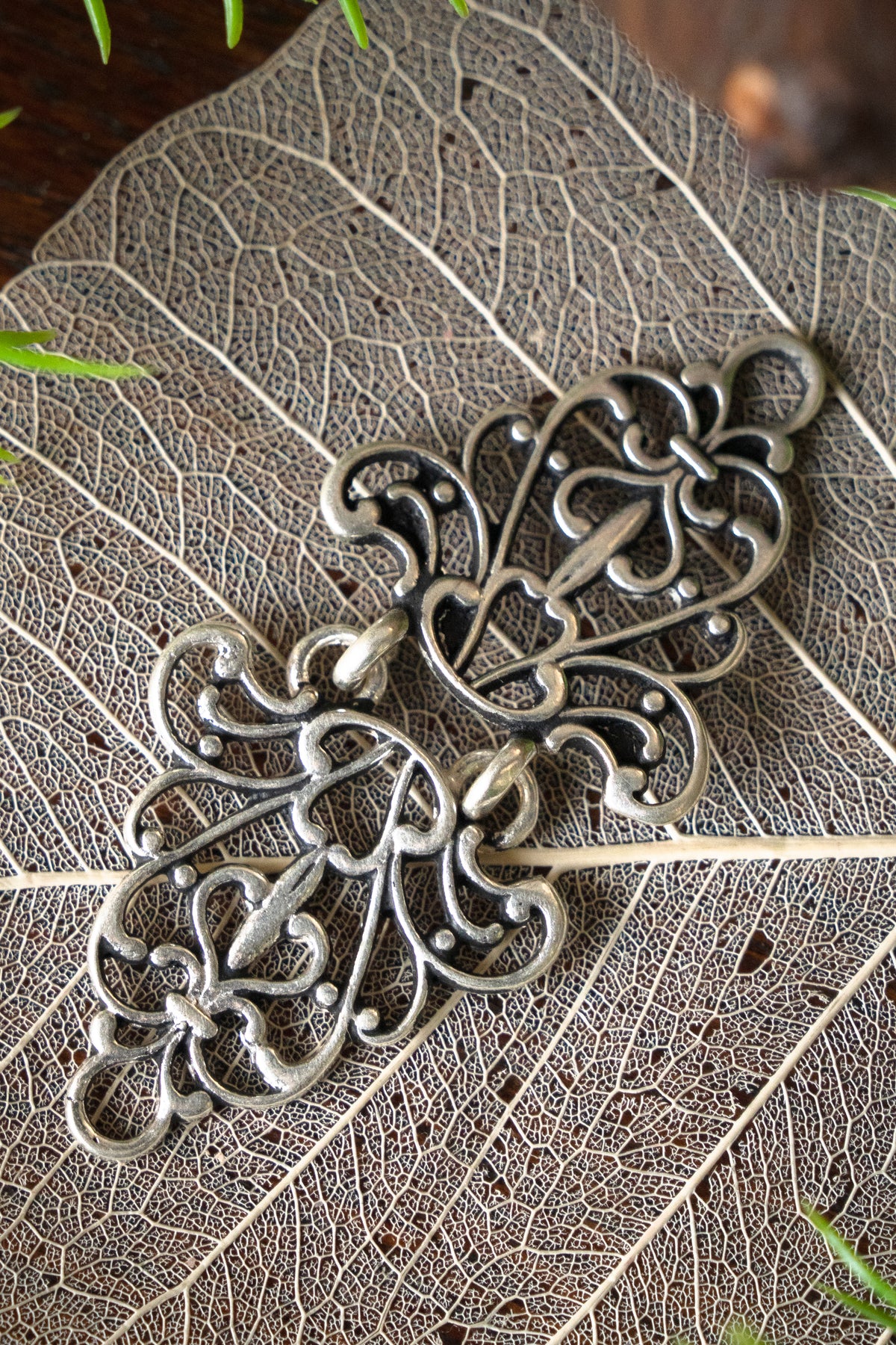 Renesansowe zapięcie do płaszcza, posrebrzany brąz