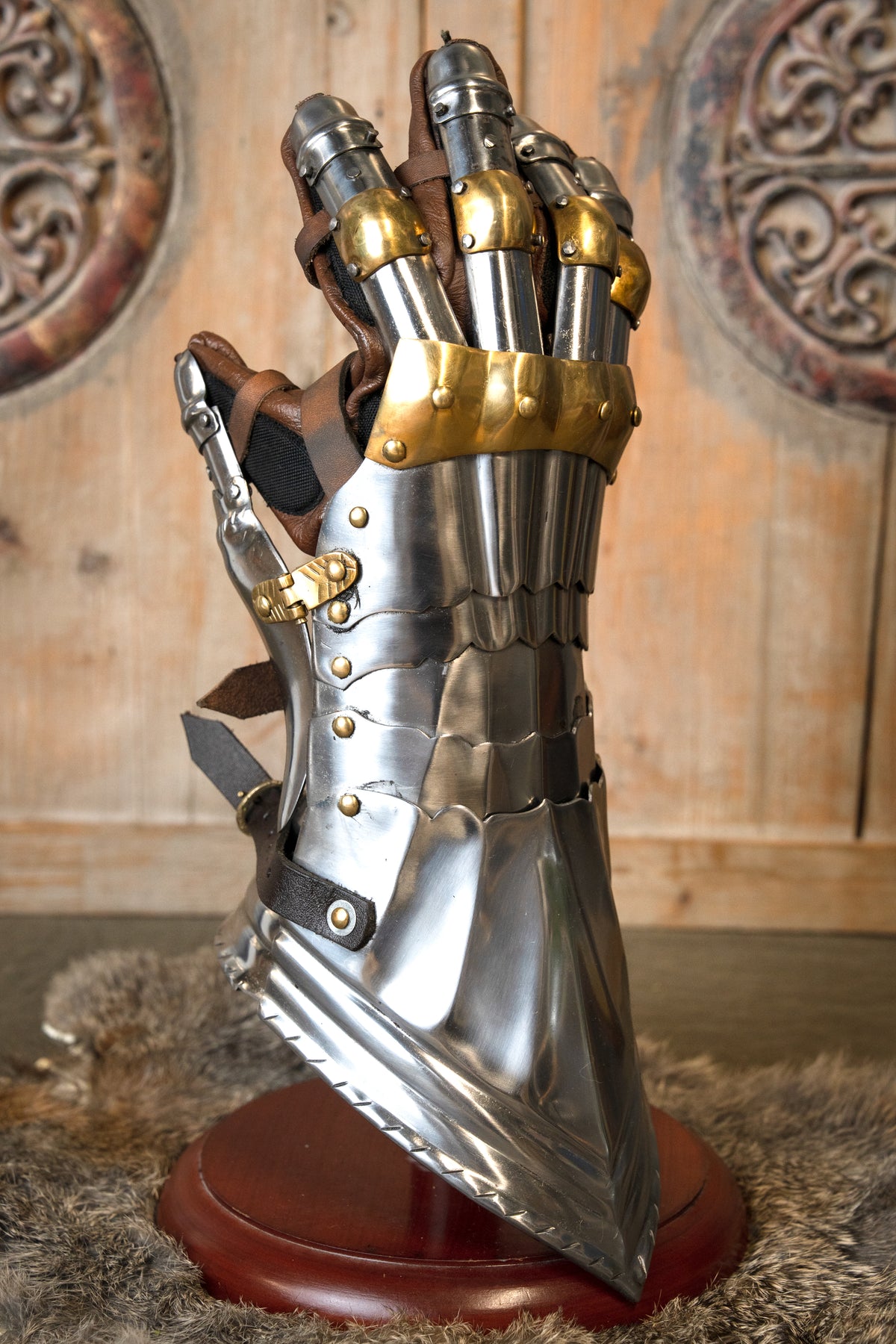 Luksuriøse gotiske panserhandsker, 1450–1500, messing, 1,2 mm