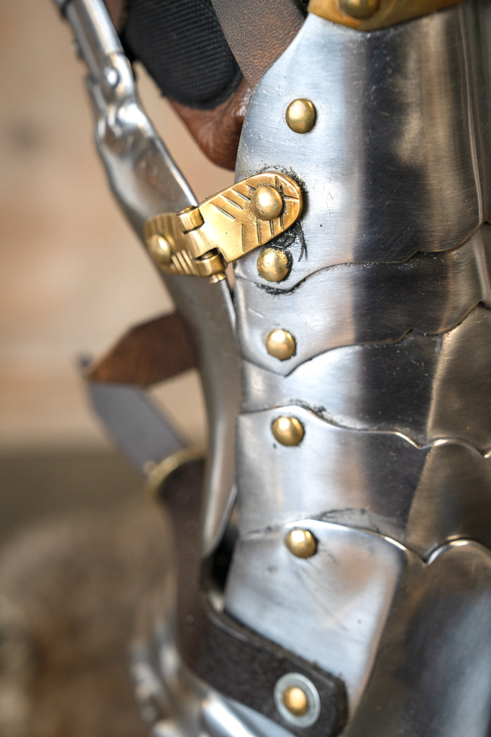 Luksuriøse gotiske panserhandsker, 1450–1500, messing, 1,2 mm