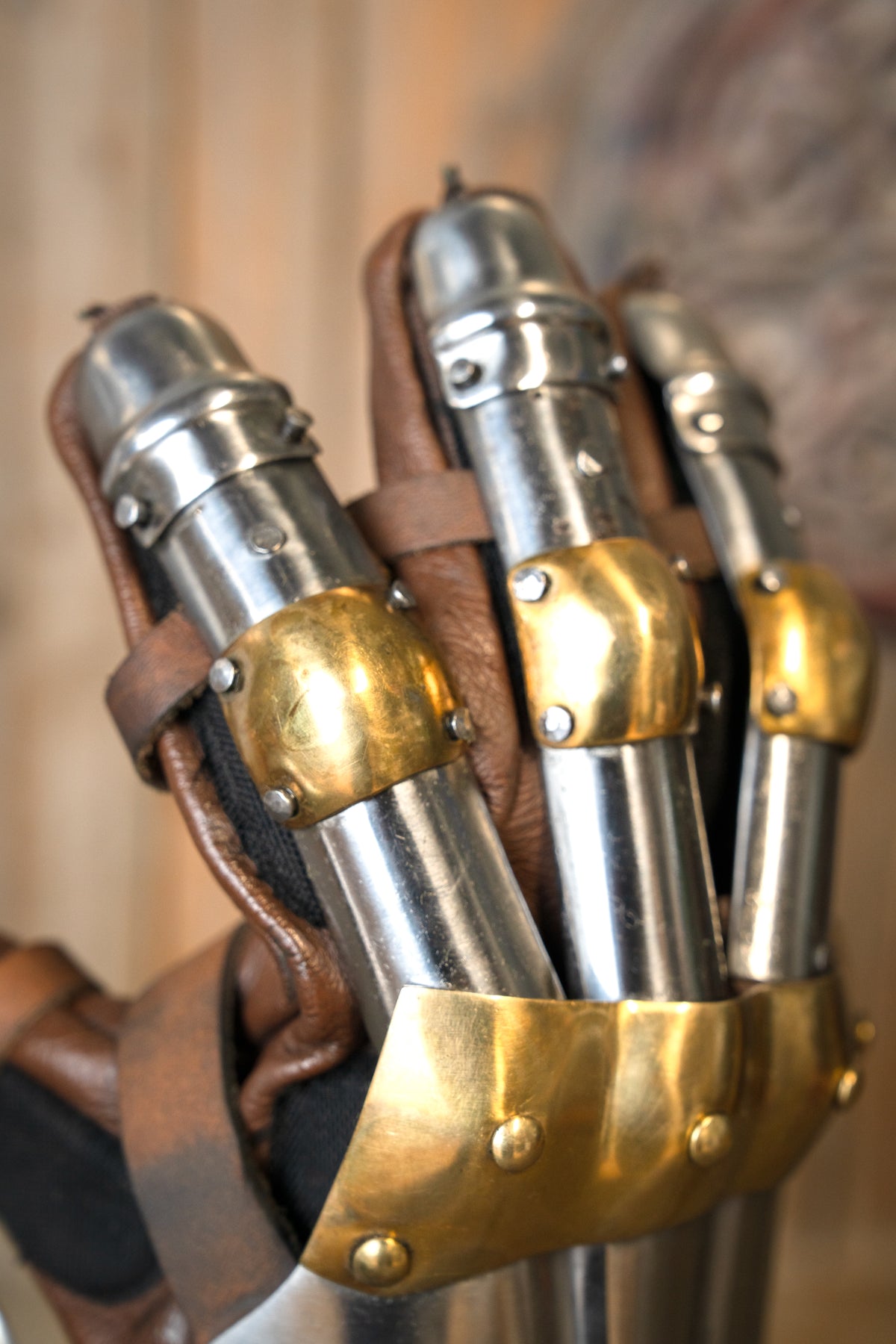 Luksuriøse gotiske panserhandsker, 1450–1500, messing, 1,2 mm