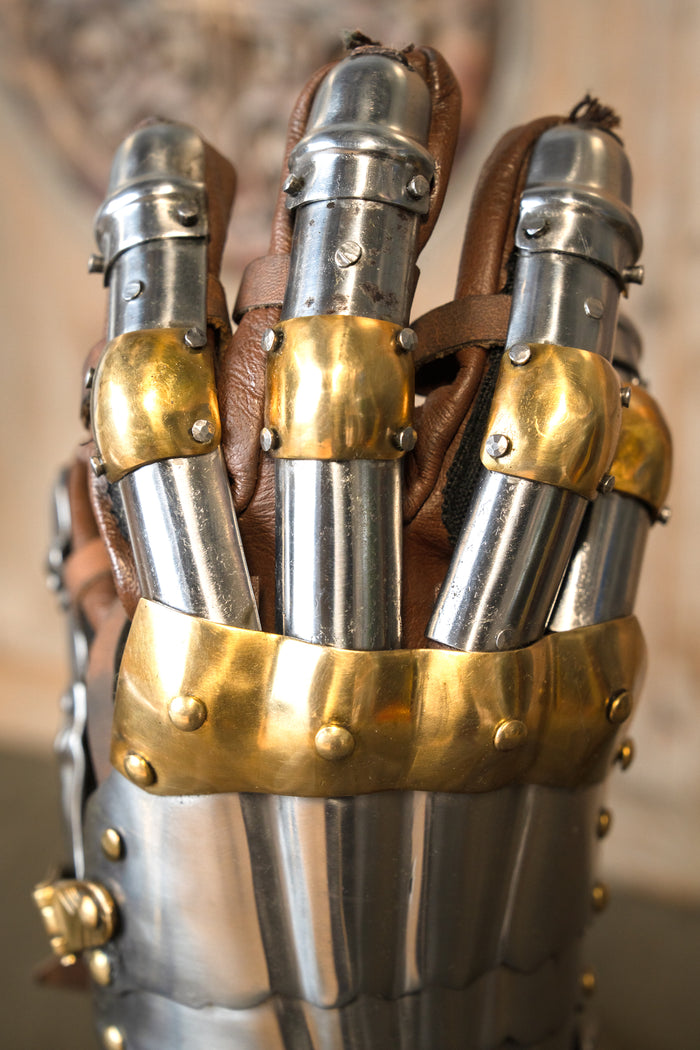 Luksuriøse gotiske panserhandsker, 1450–1500, messing, 1,2 mm