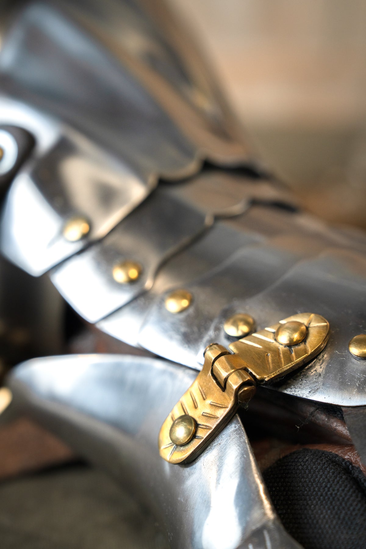 Luksuriøse gotiske panserhandsker, 1450–1500, messing, 1,2 mm