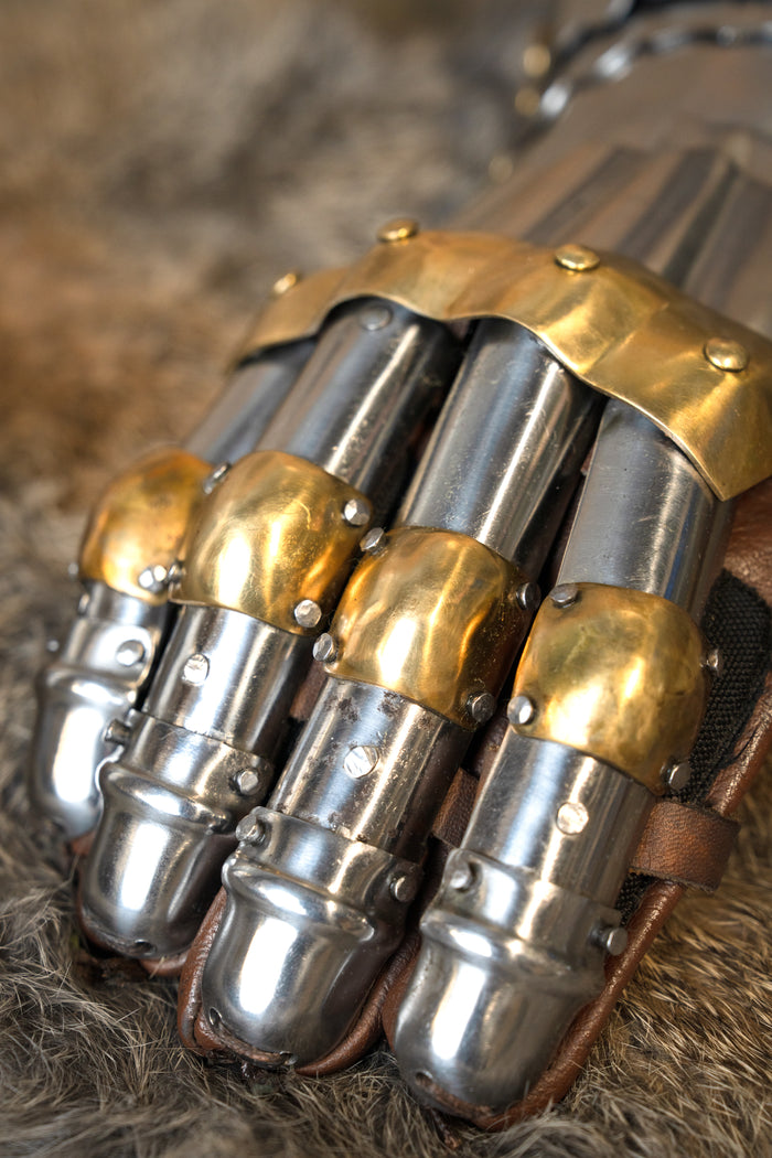 Luksuriøse gotiske panserhandsker, 1450–1500, messing, 1,2 mm