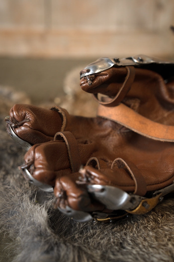 Luksuriøse gotiske panserhandsker, 1450–1500, messing, 1,2 mm