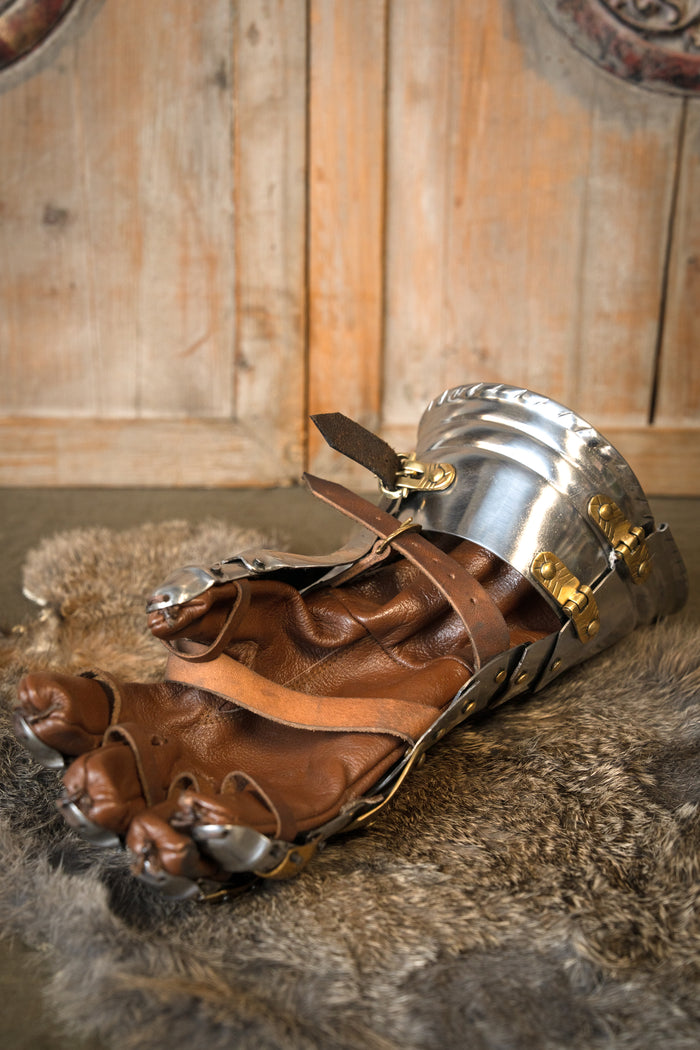 Luksuriøse gotiske panserhandsker, 1450–1500, messing, 1,2 mm