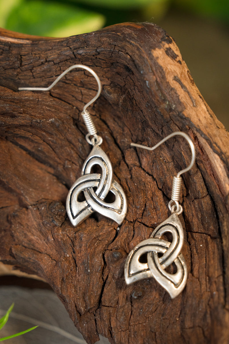 Pendientes celtas con trisquelión, bronce plateado