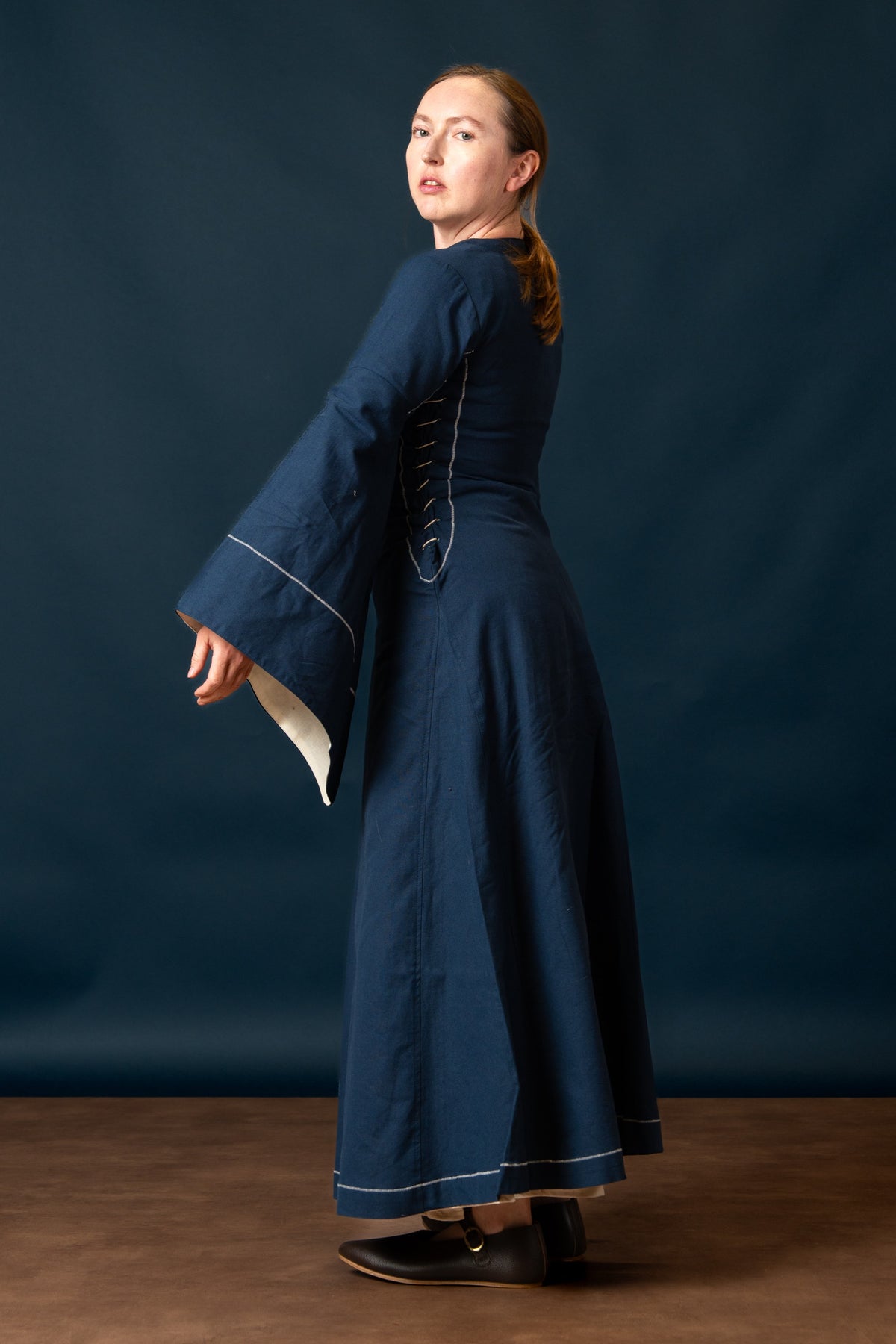 Bliaut medieval Amal, azul e branco