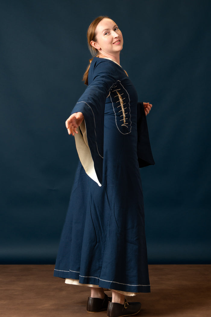 Bliaut medieval Amal, azul e branco