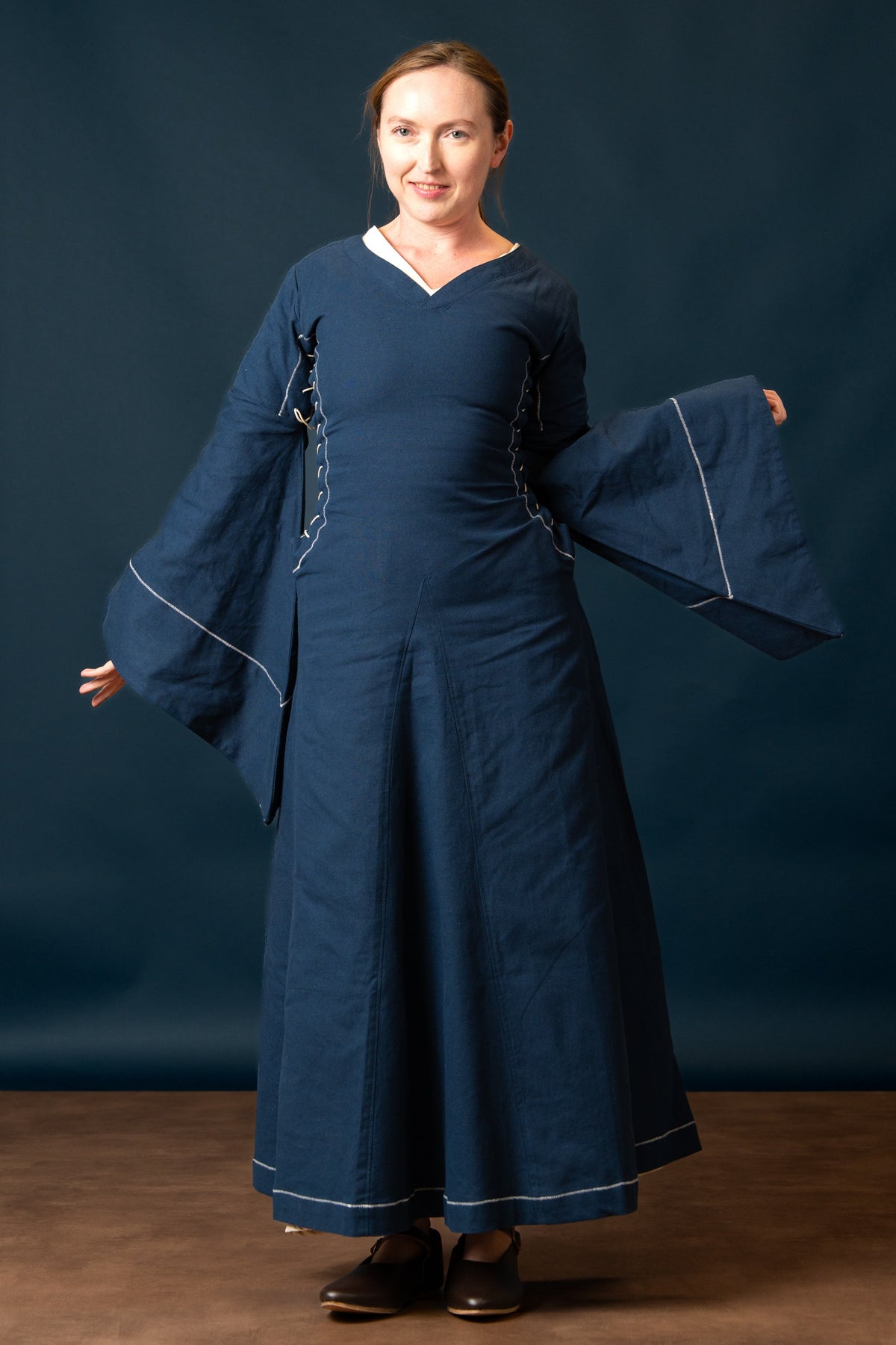 Bliaut medieval Amal, azul e branco
