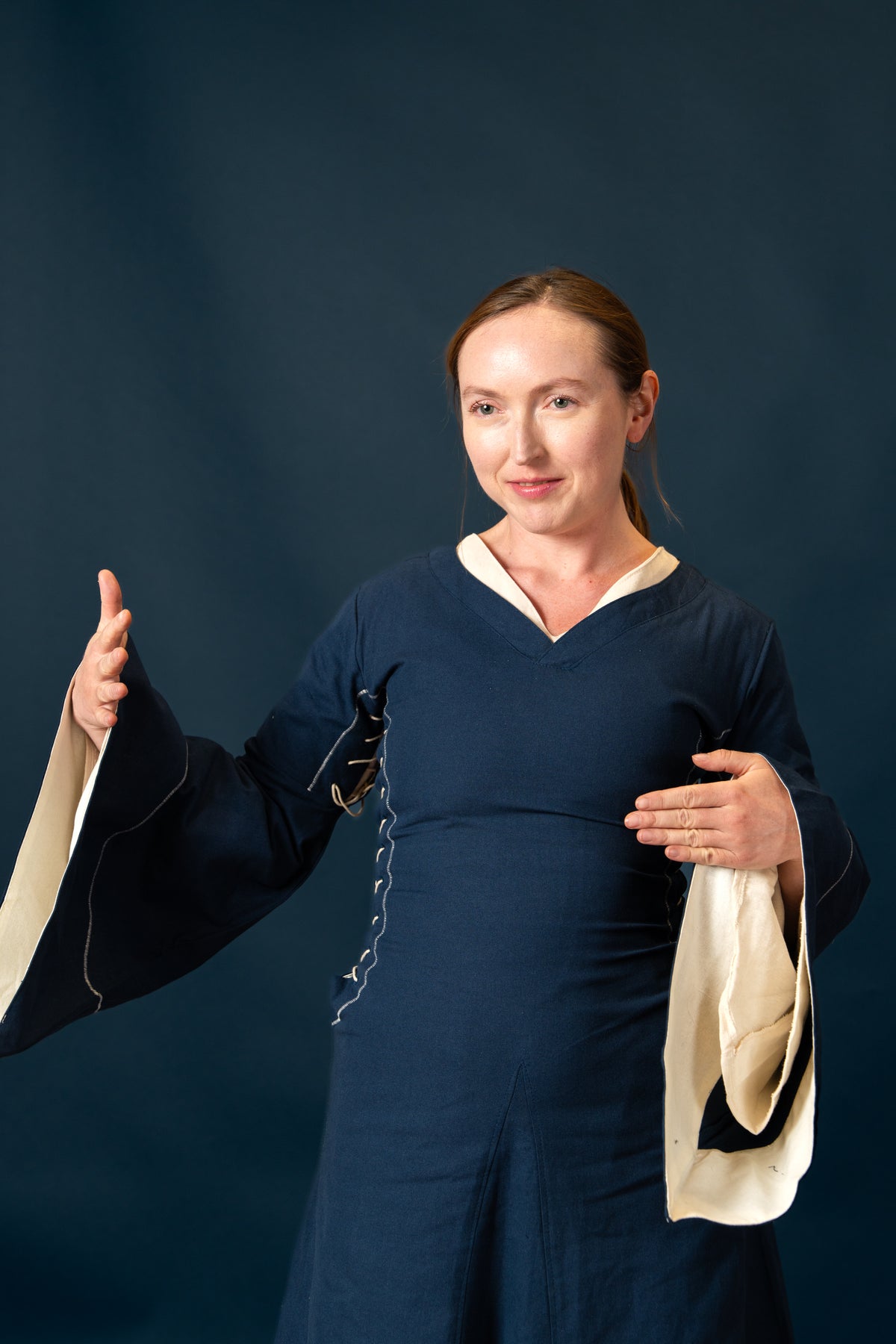 Bliaut medieval Amal, azul e branco