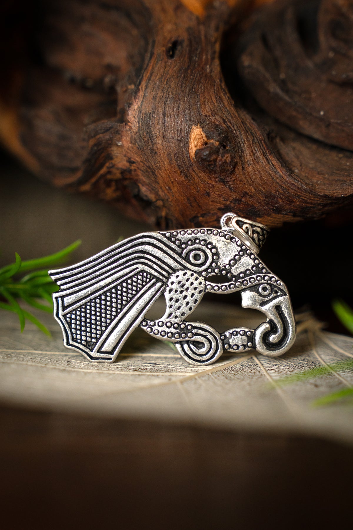 Germansk ravneamulet, forsølvet bronze