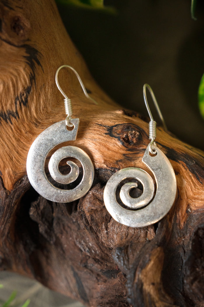 Keltiska örhängen med spiral, försilvrad brons