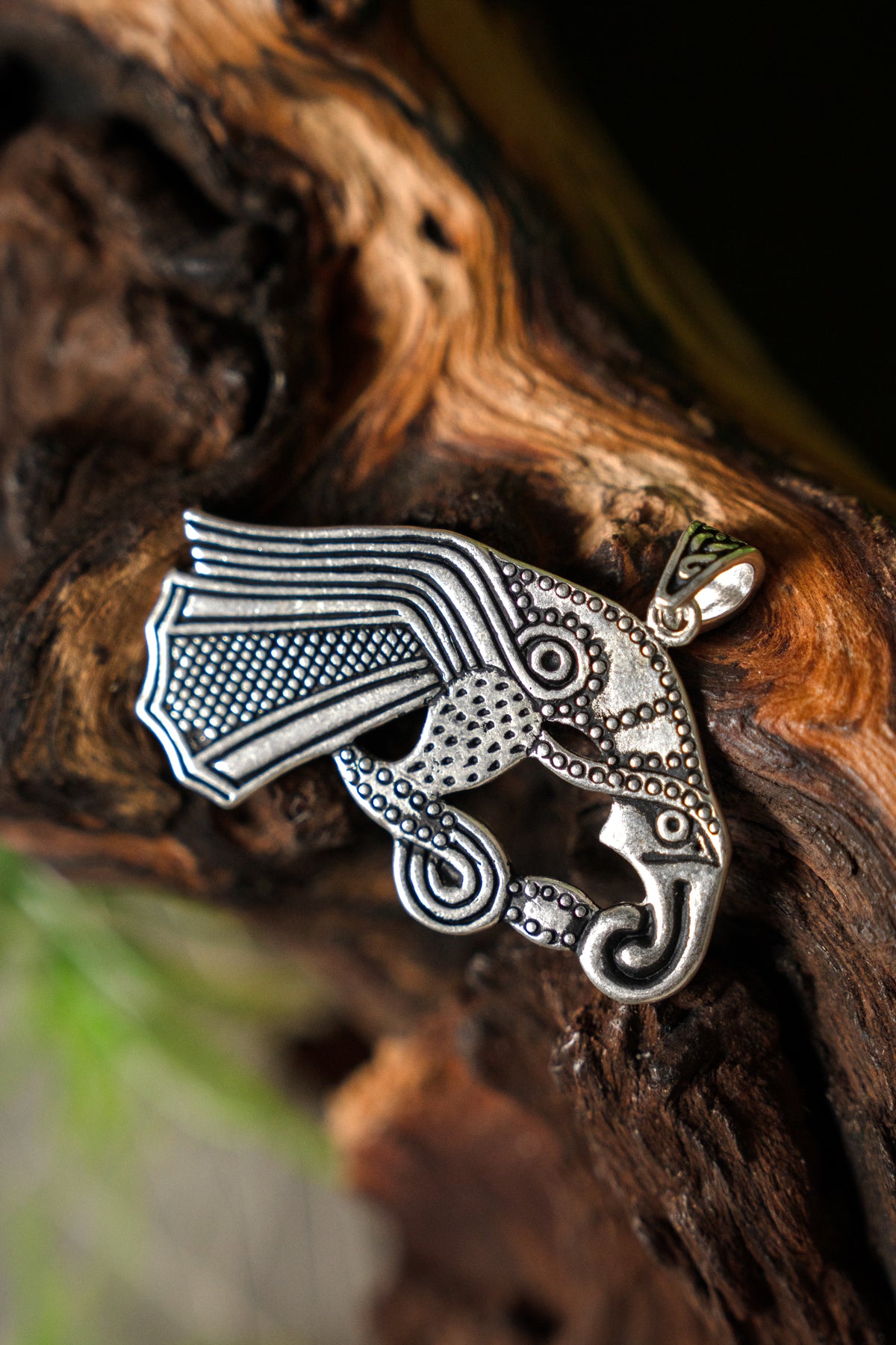 Germansk ravneamulet, forsølvet bronze