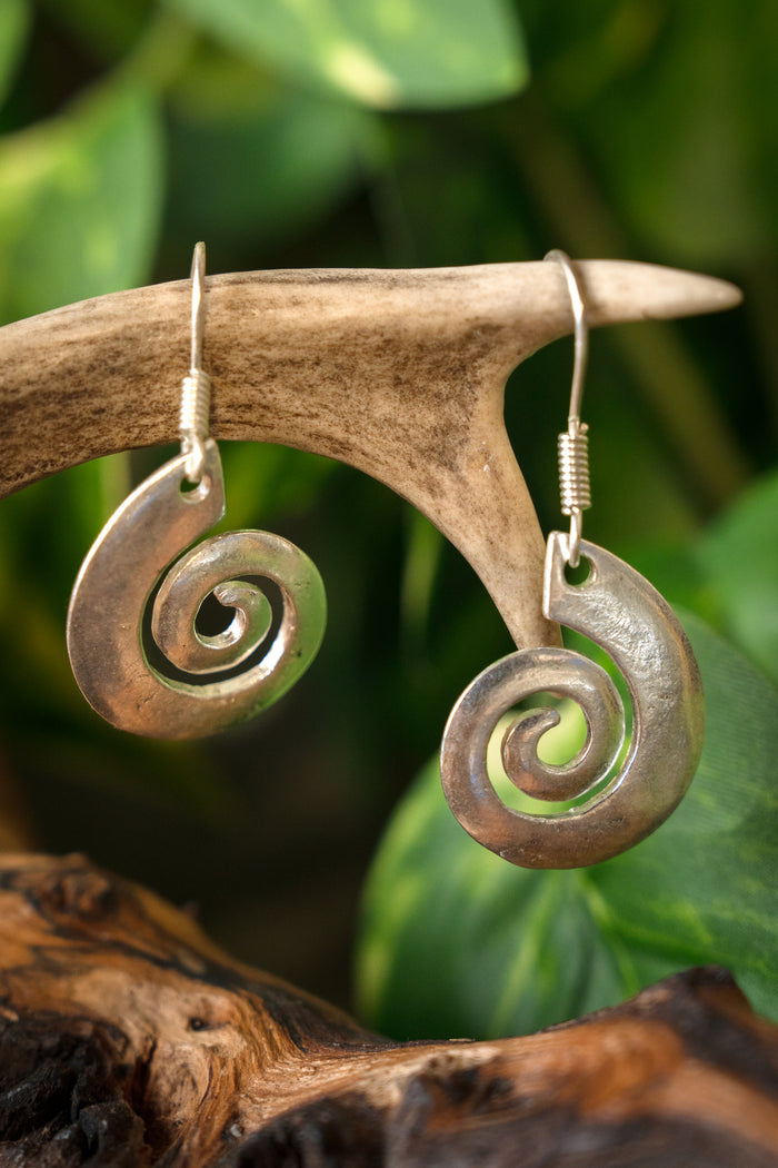 Keltiska örhängen med spiral, försilvrad brons