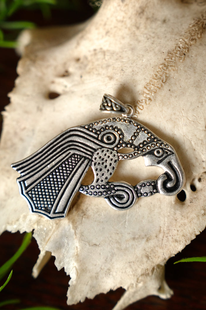 Amuleto germánico de cuervo, bronce plateado