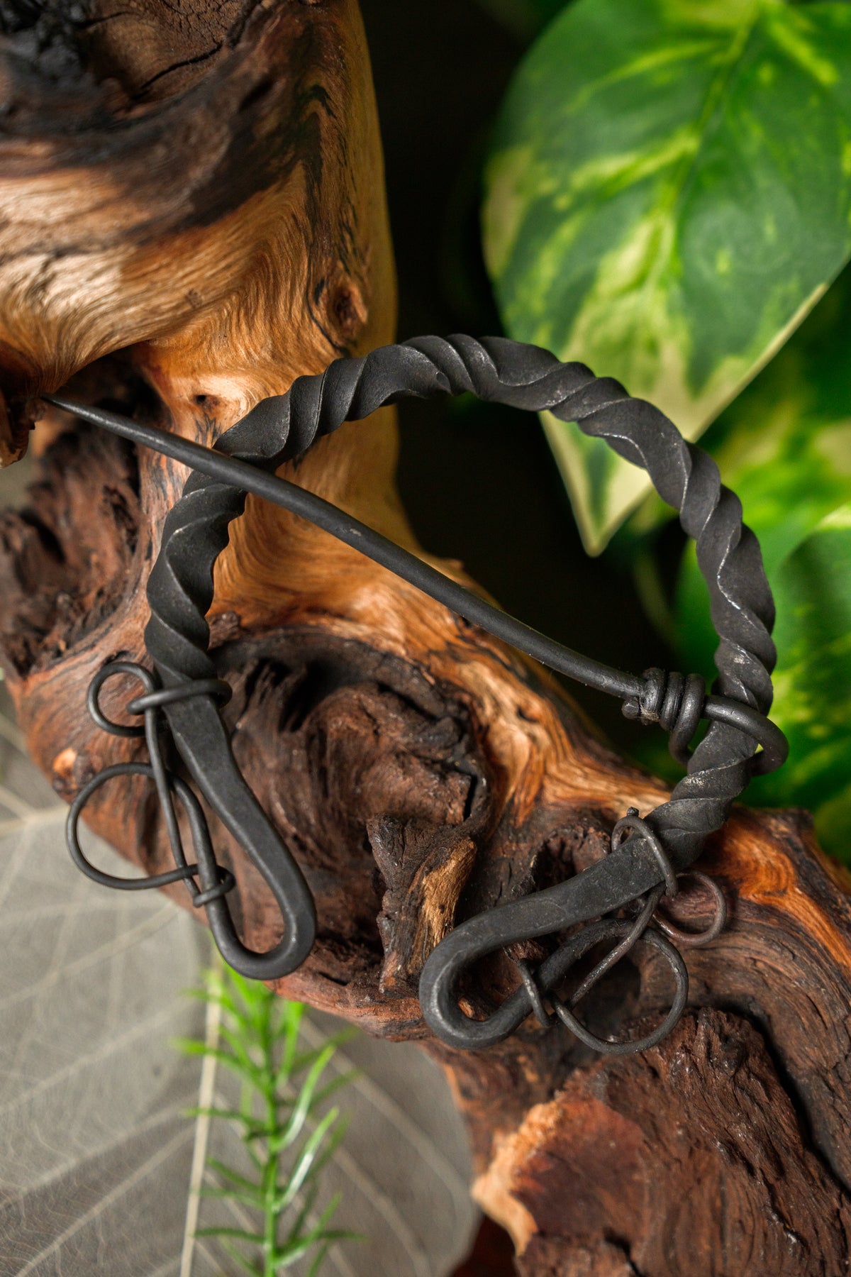 Luksusowa brosza pierścieniowa, żelazo