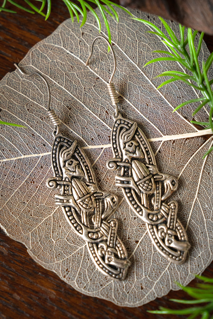 Gammalirländska örhängen, försilvrad brons