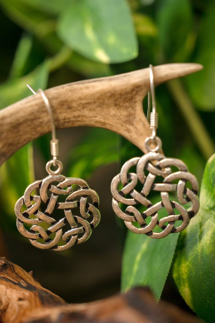 Keltische oorbellen knoop, verzilverd brons