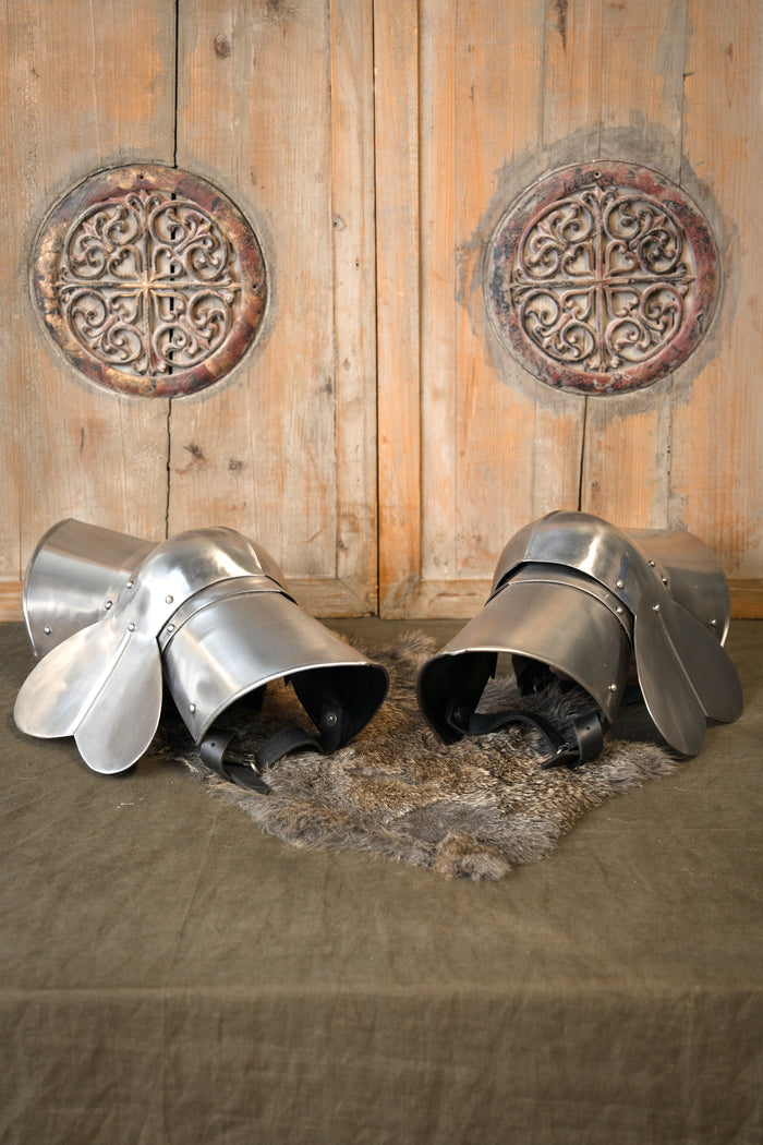 15e eeuwse poleyns, beenstukken met rondels, 1.6 mm