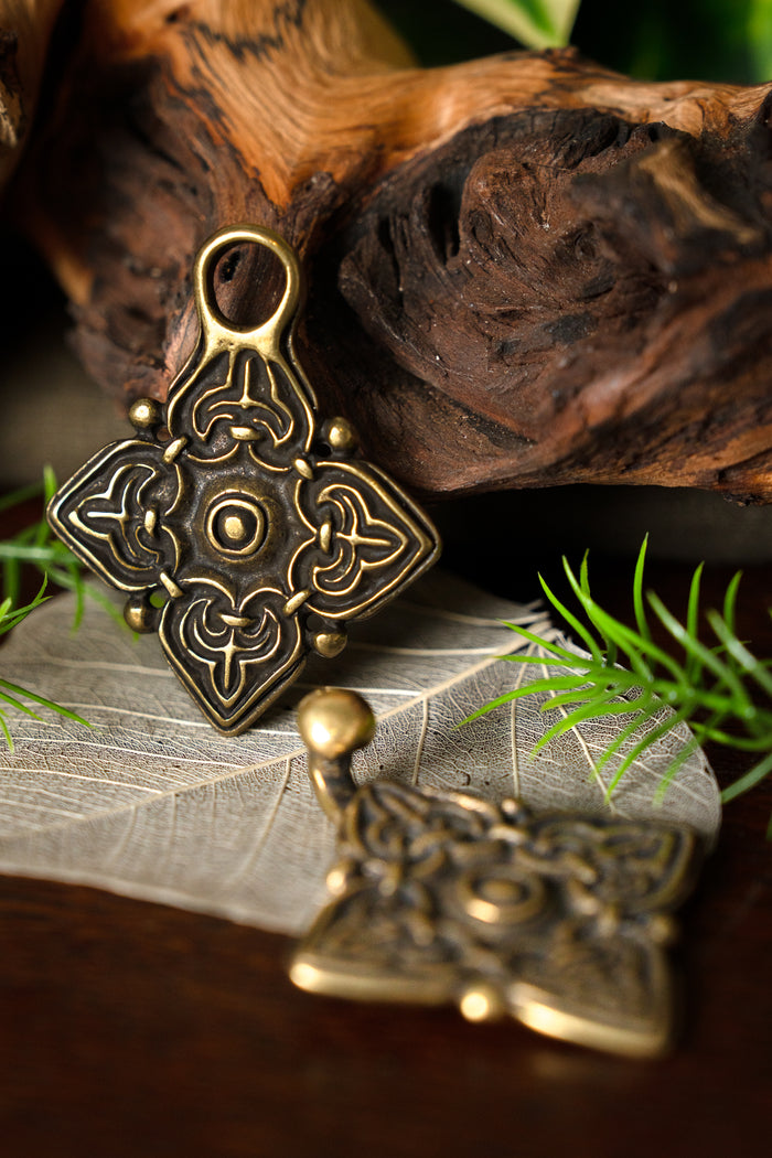 Rusvik Kaftan clasp, bronze