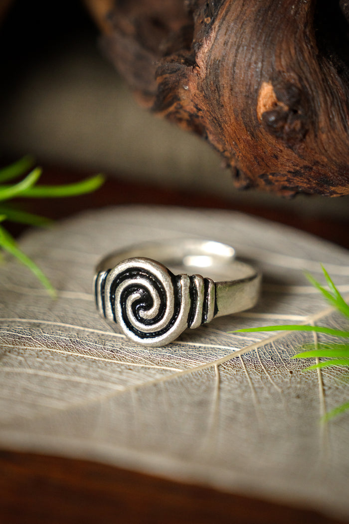 Anillo anglosajón de los siglos VII–VIII, bronce plateado